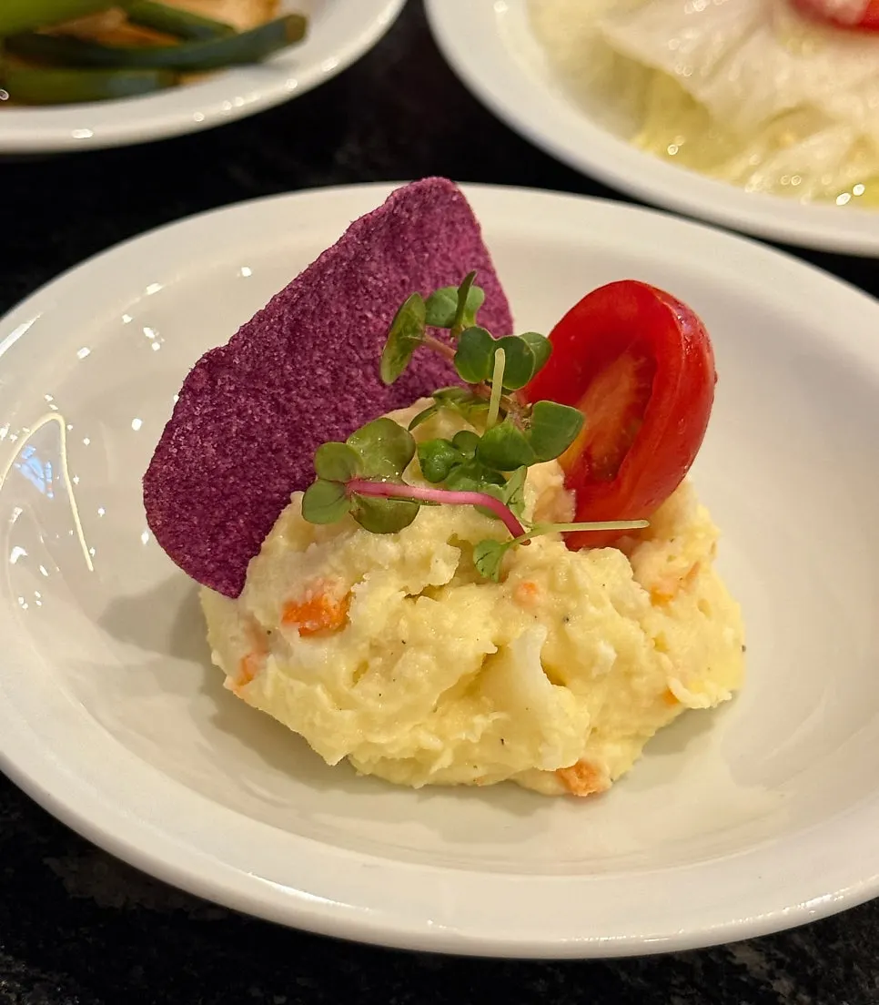 자색 고구마칩을 꽂아 낸 리필 반찬