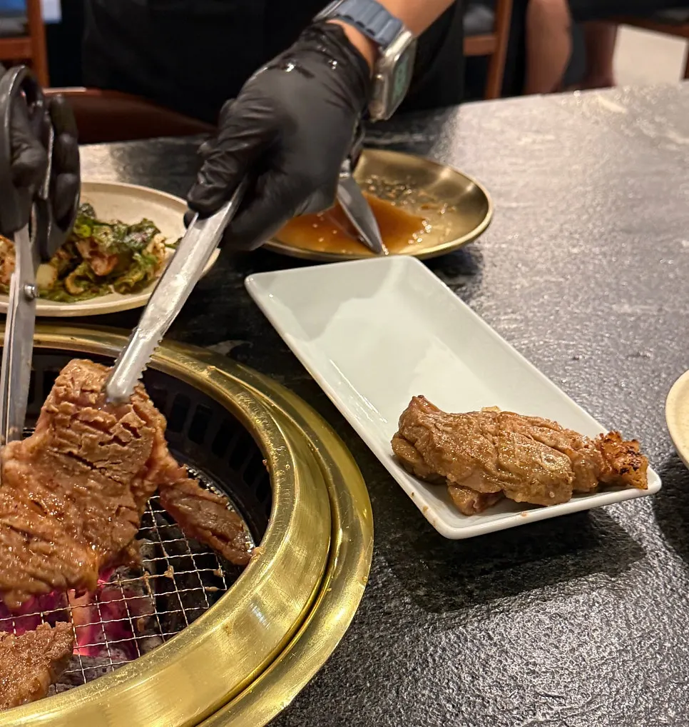 배즙을 뿌려 불판에 구워지는 돼지 양념갈비