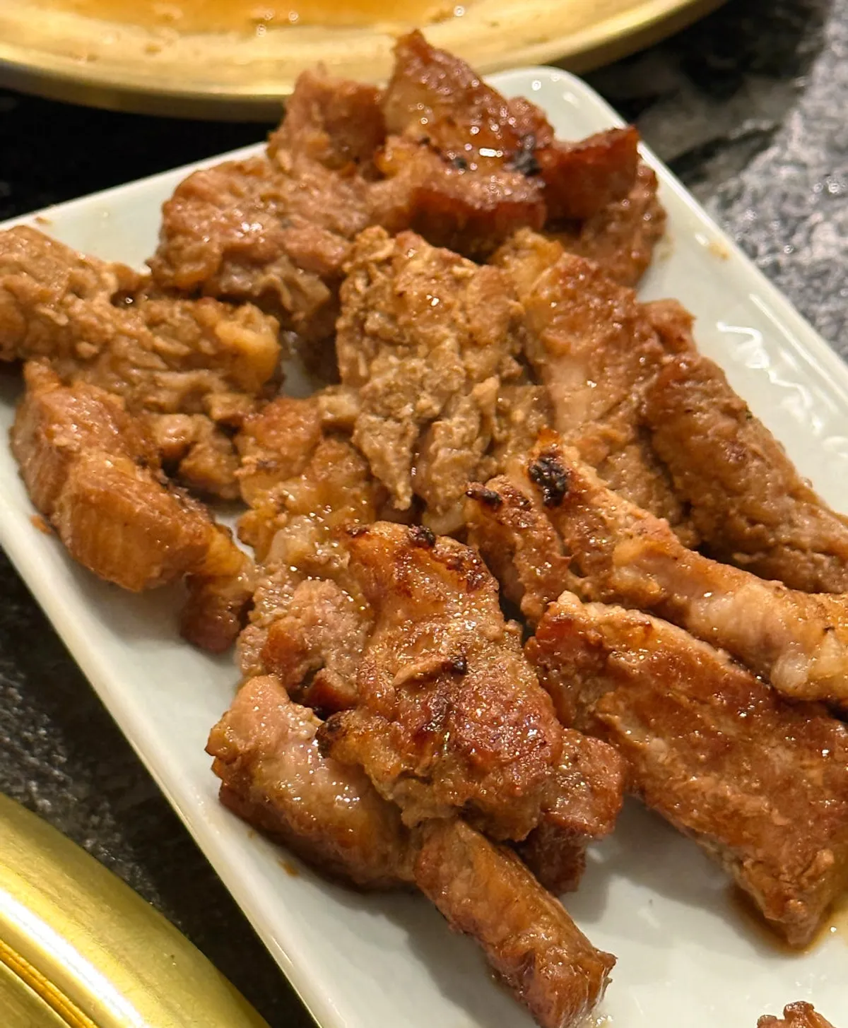 노릇하게 잘 구워진 이화정 갈비명가 돼지 양념갈비