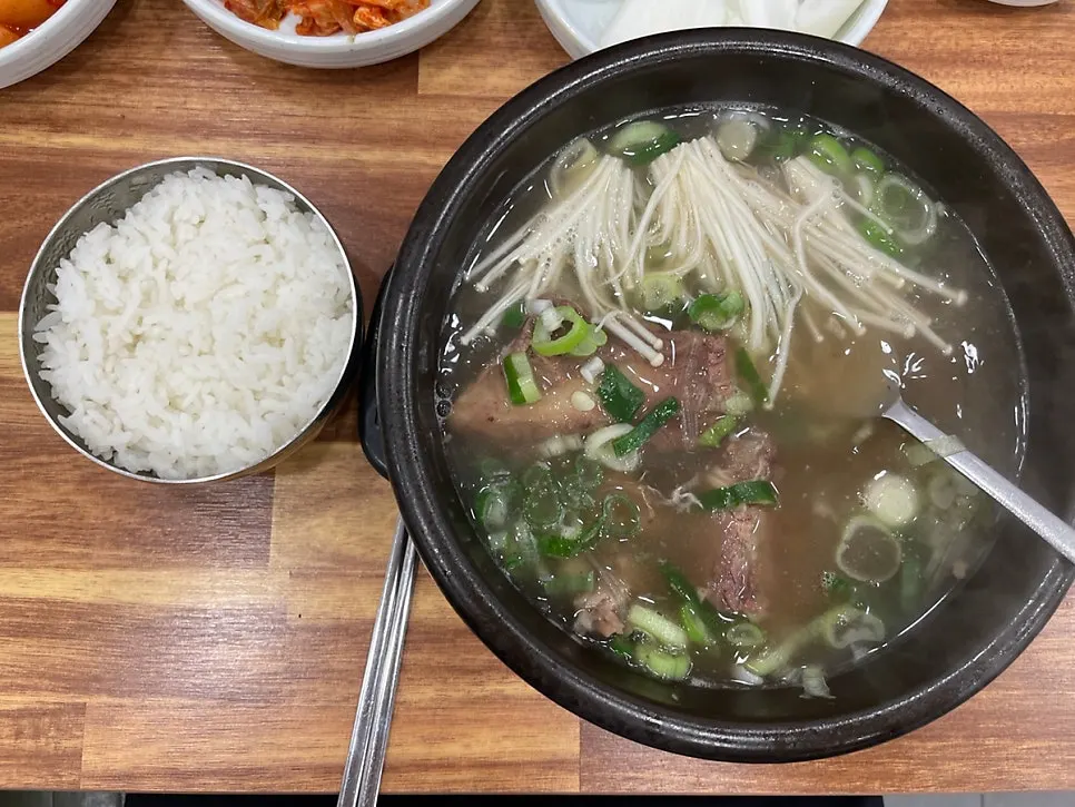 Rice added into the galbitang broth