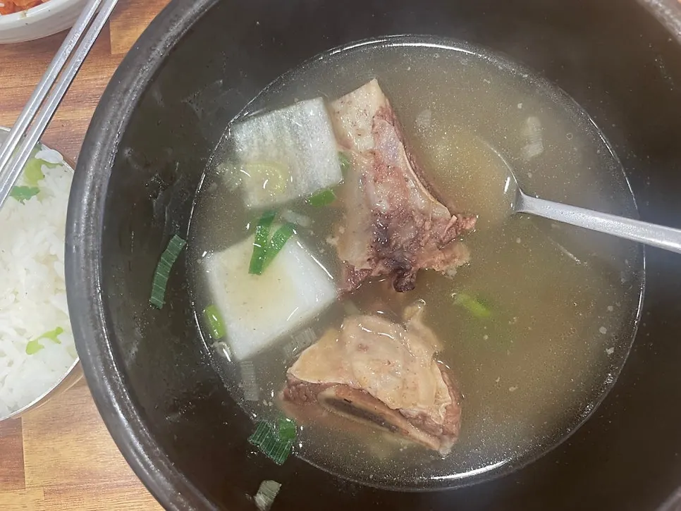 Kimchi and kkakdugi served alongside the galbitang