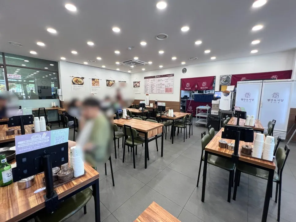 寬敞整潔的平安道食堂內部