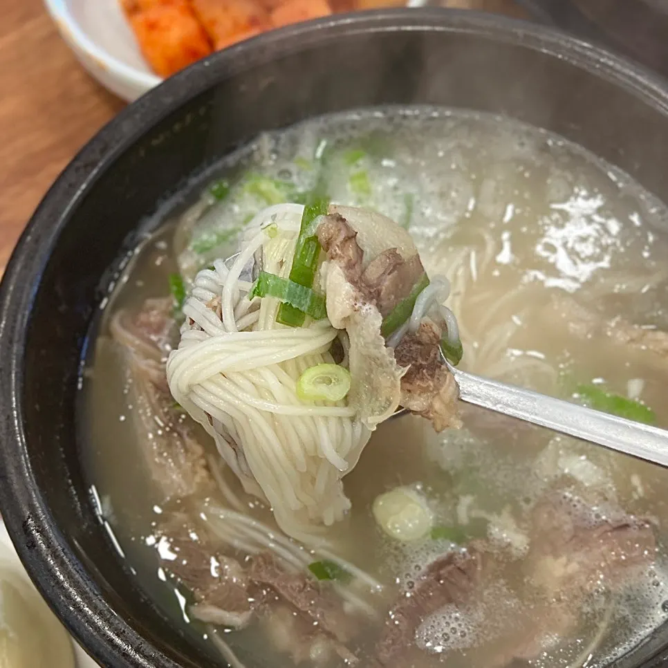 清澈湯頭的韓牛牛頭湯飯