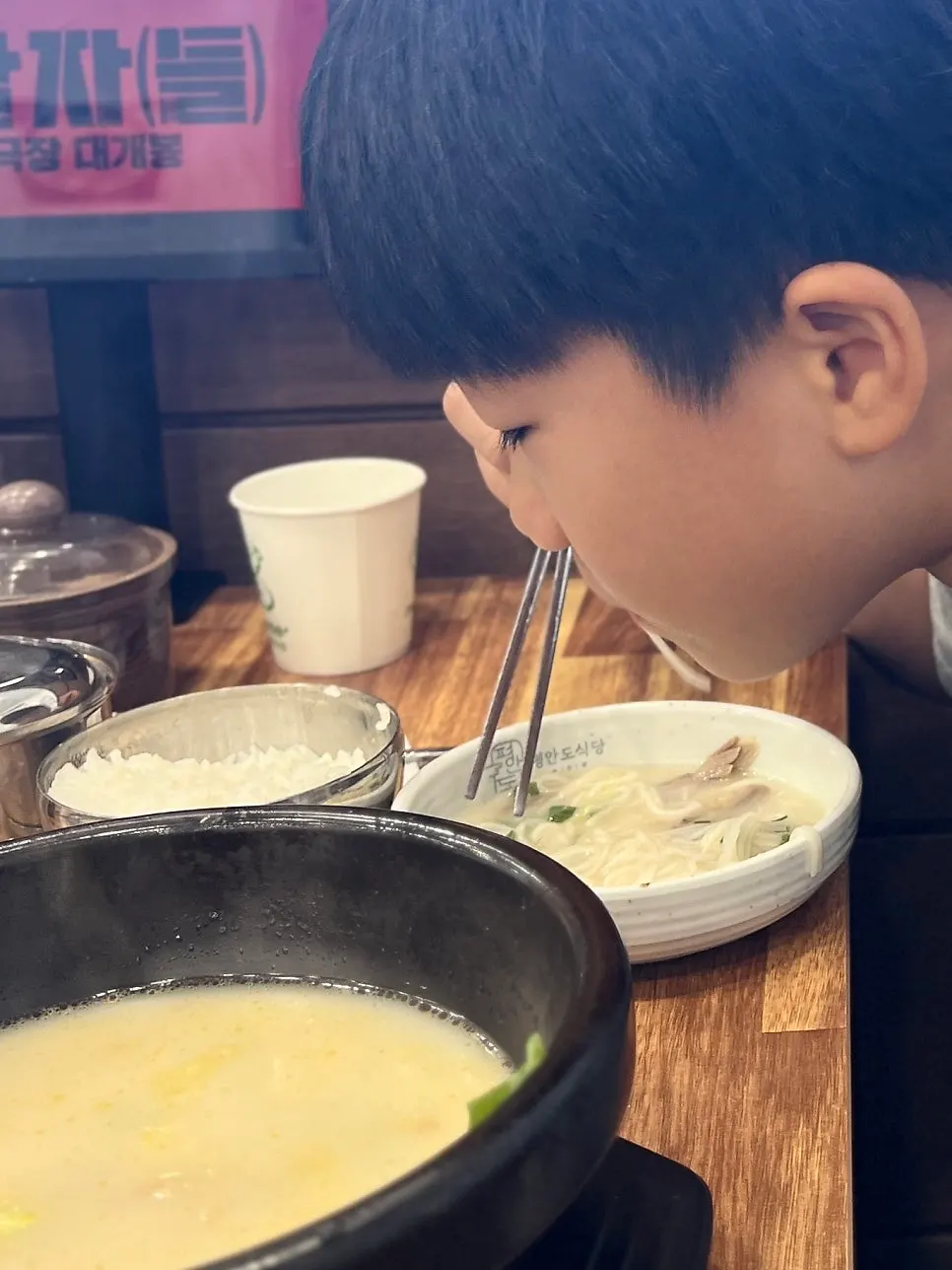 孩子享用雪濃湯的模樣