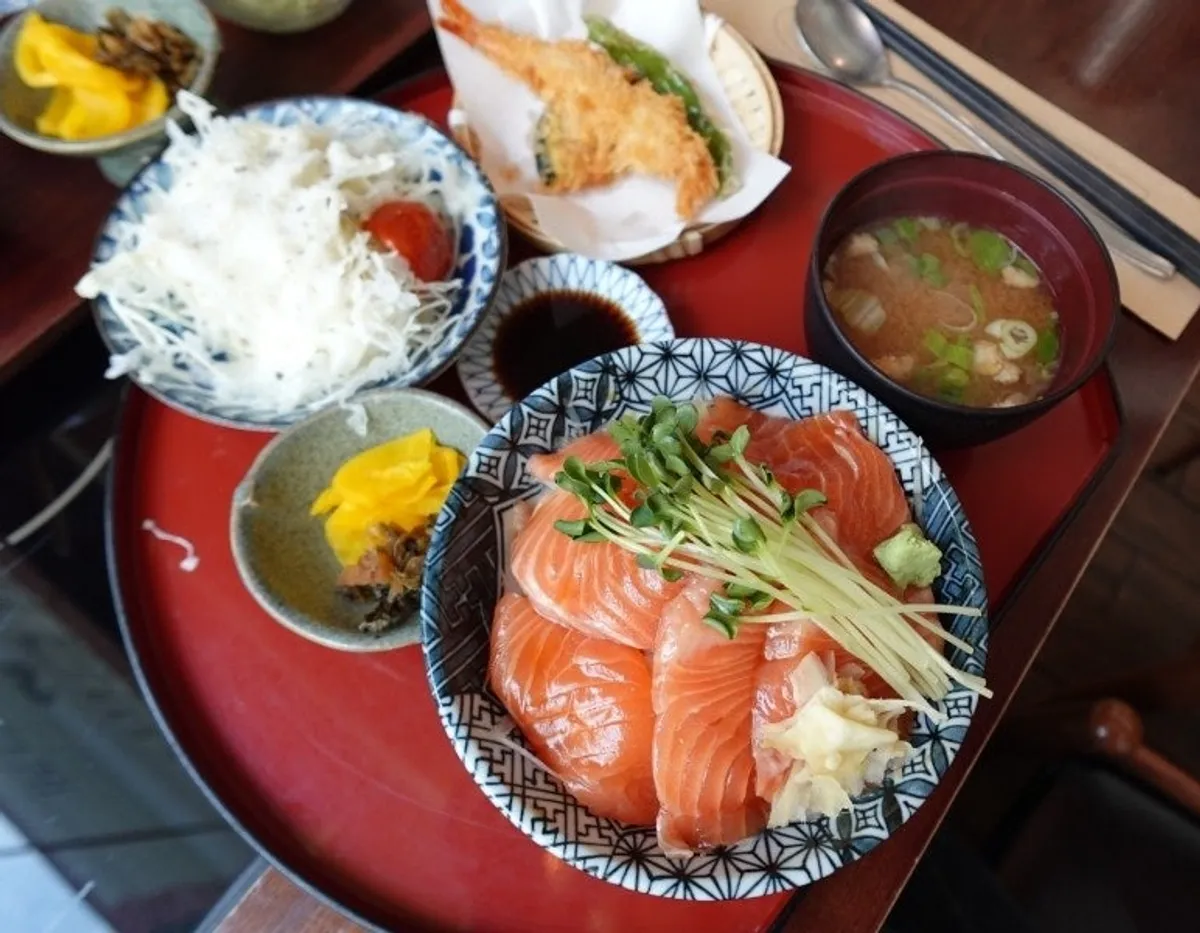 Full salmon rice bowl set meal spread