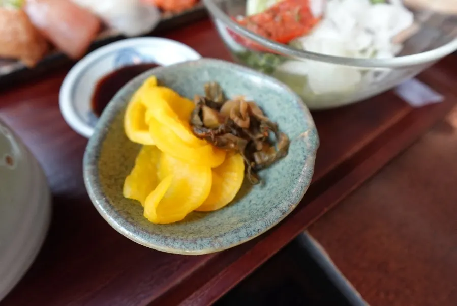 Crisp fried lotus root and side dishes