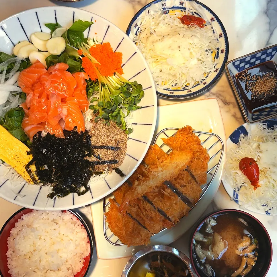 Pre-meal dishes at Min Cook Misoyaki