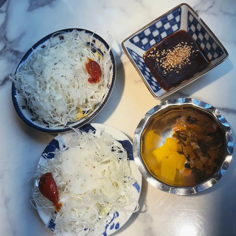 Cabbage salad with two kinds of sauce