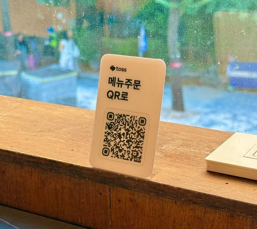 Table setting with QR code ordering
