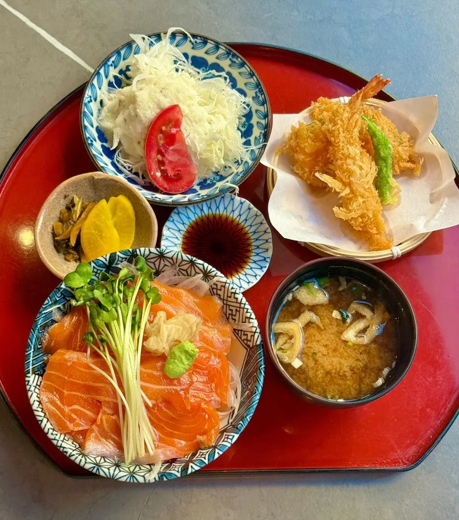 Full spread of the sake-don set meal