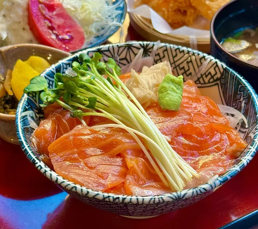 Thickly sliced raw salmon sake-don