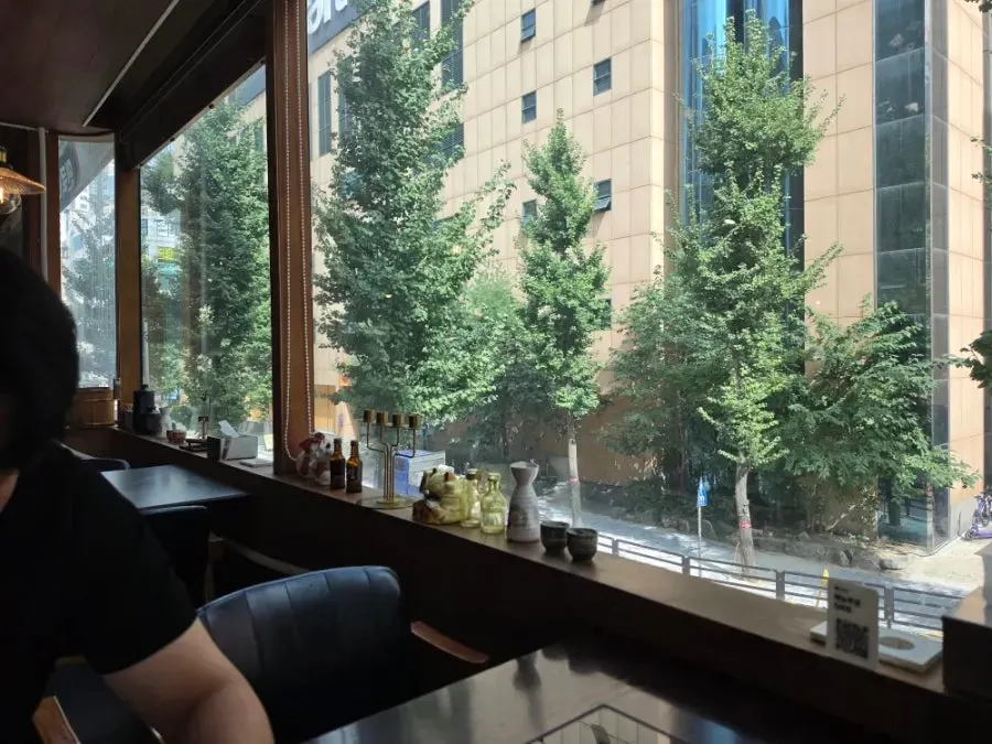통창 너머로 이마트가 보이는 창가 자리