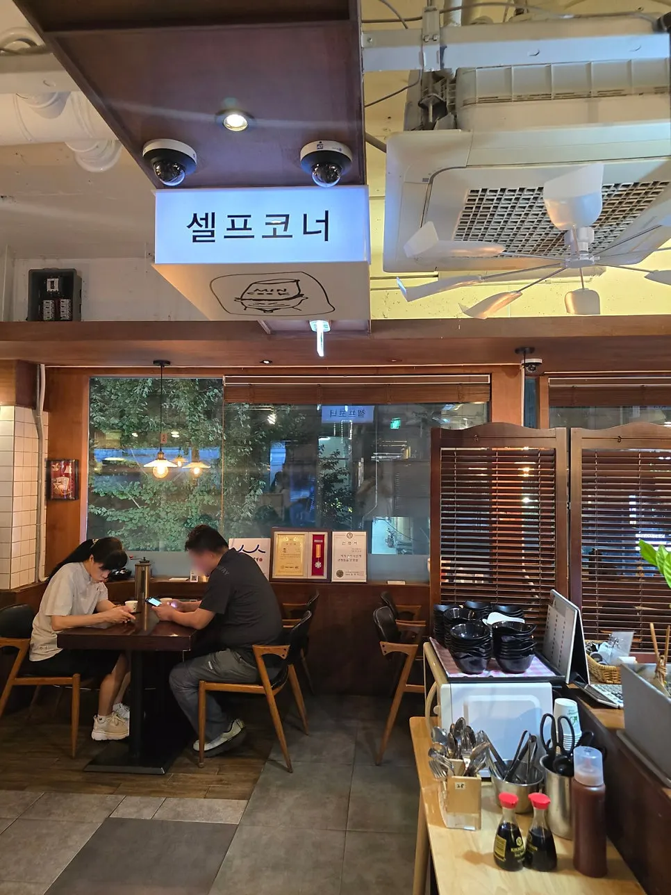 앞접시와 전자레인지가 있는 셀프 코너