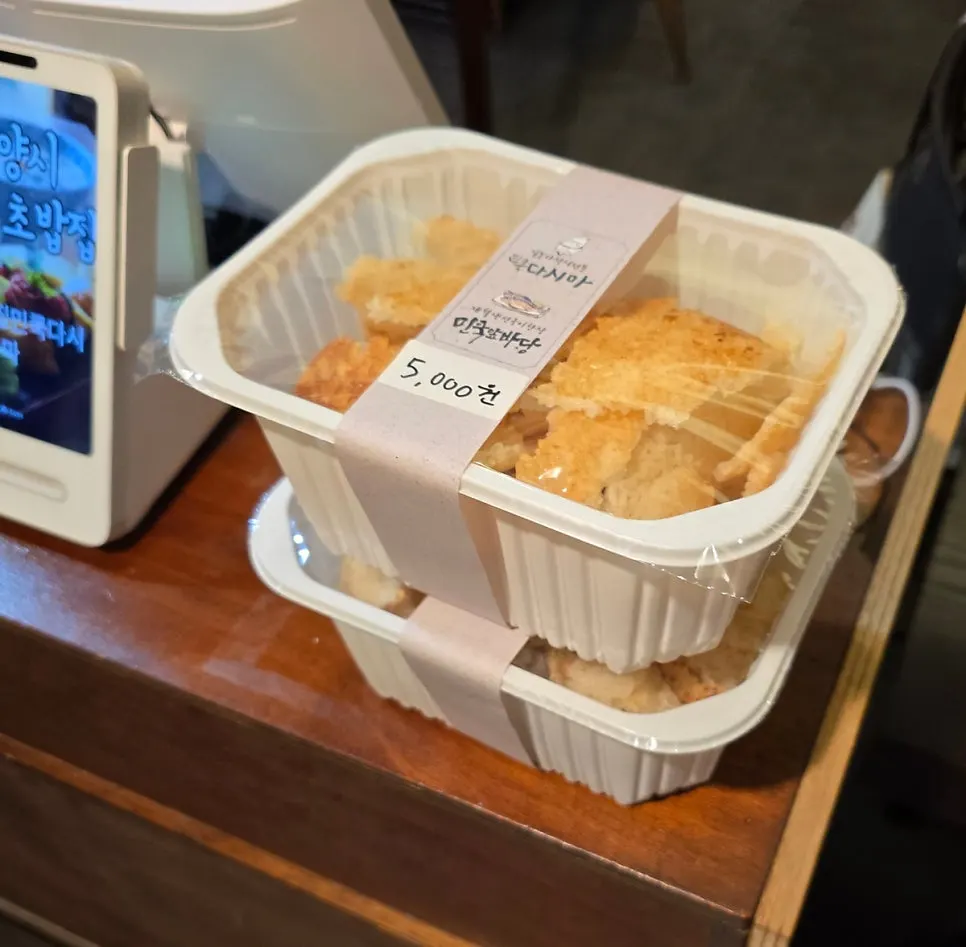 연어를 올려 먹는 사케동 한 입