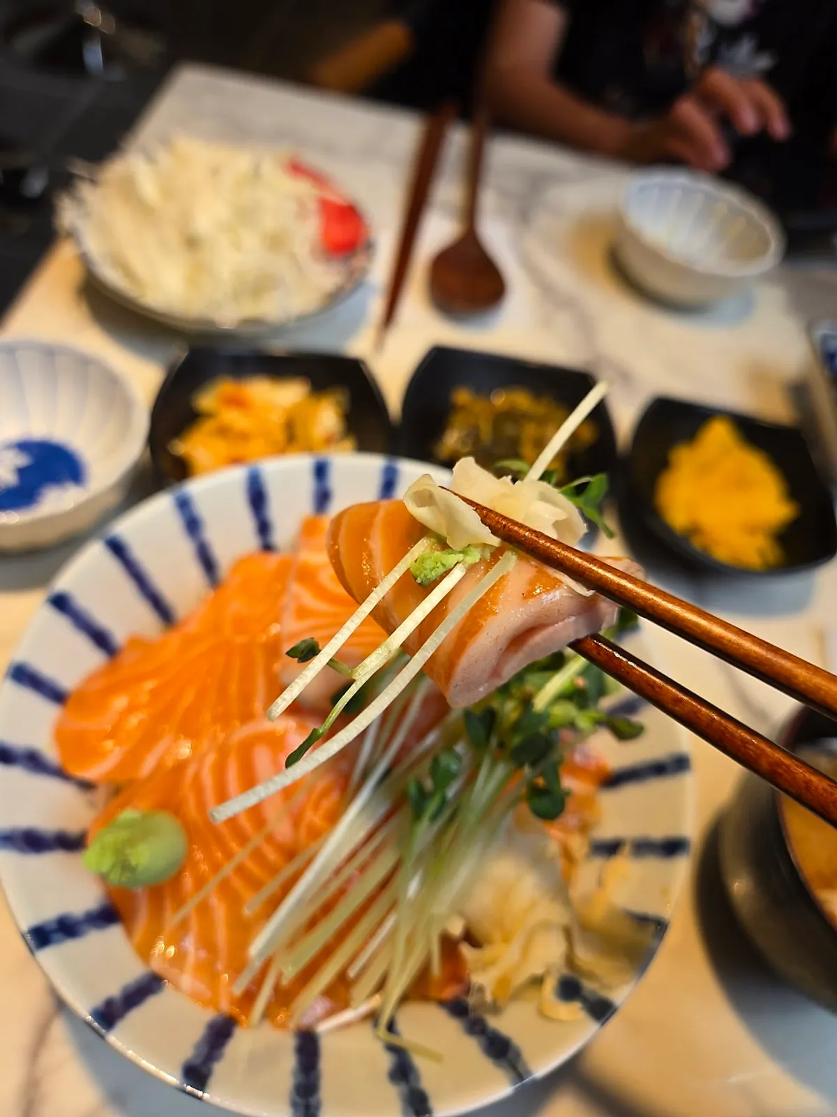 민쿡 미소야끼 사케동 생연어덮밥 상차림