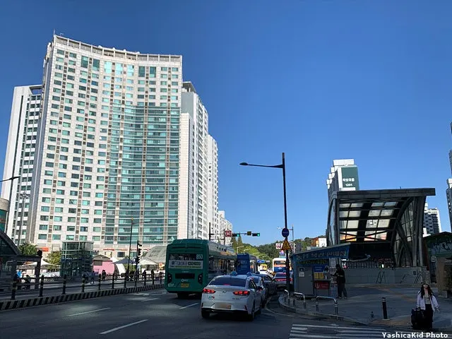 구름 없는 가을 하늘 아래 화정역 거리