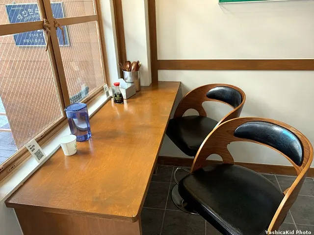 창가 테이블 좌석이 있는 홀 내부