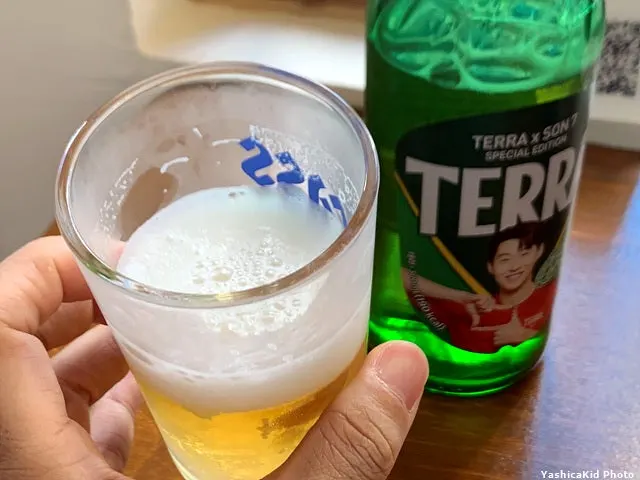 바테이블에 놓인 시원한 테라 맥주 한 병