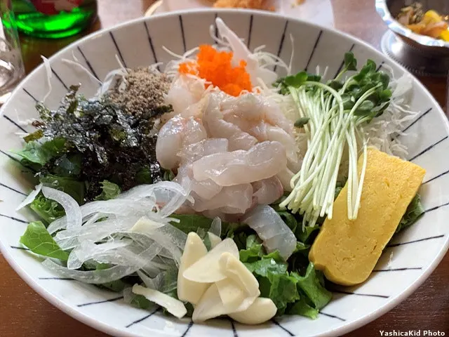 공기밥과 따로 나온 회덮밥 재료 한 쟁반