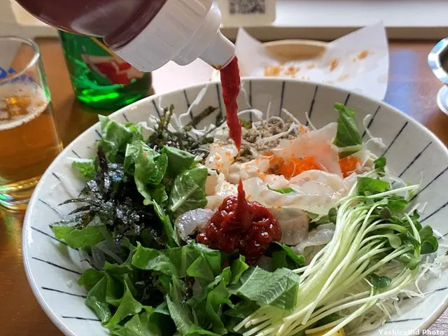 회덮밥에 초장을 뿌리는 모습