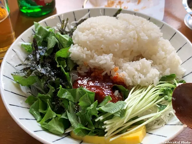 공기밥을 통째로 얹은 광어 회덮밥