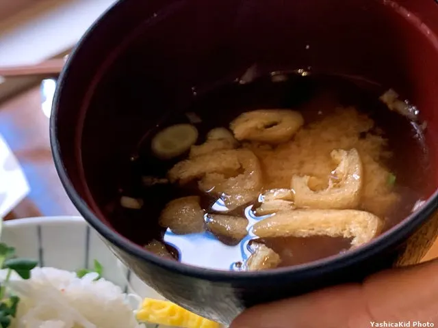 비벼 먹는 회덮밥과 따뜻한 미소된장국