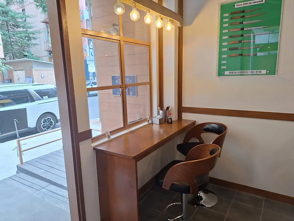 Counter (dachi-style) seating set up on one side