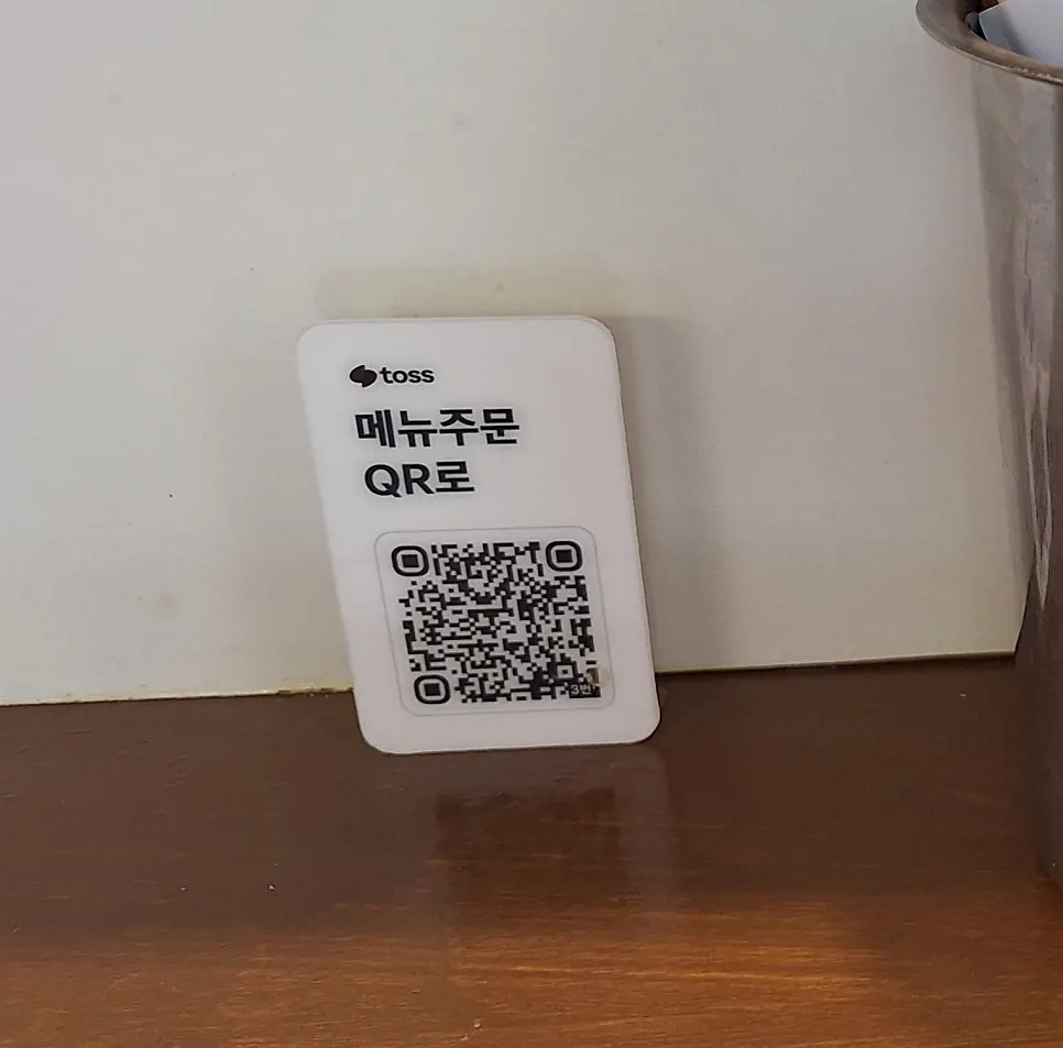QR ordering instructions placed on the table