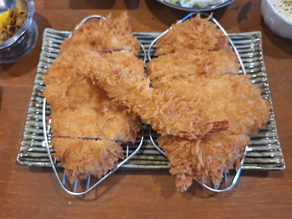 A cross-section of the thick pork katsu