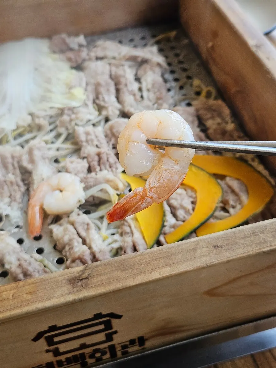 Mung bean sprouts and steamed thin-sliced beef brisket