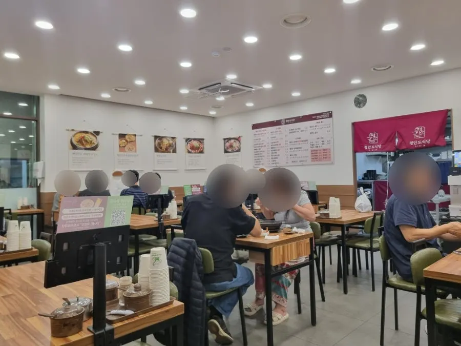 깔끔한 평안도식당 화정점 내부 테이블