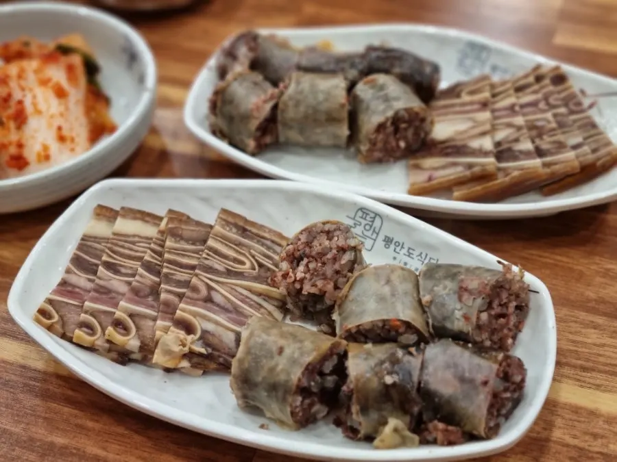정식에 함께 나온 편육과 찹쌀순대 접시