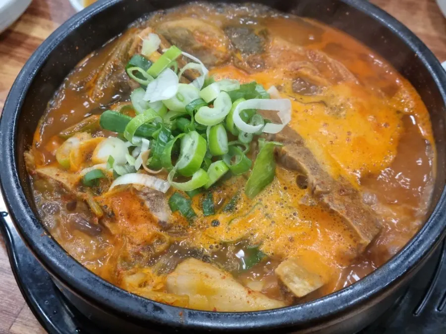 큼직한 뼈가 들어간 뼈해장국