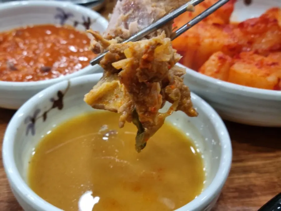 살이 많이 붙은 뼈해장국 고기