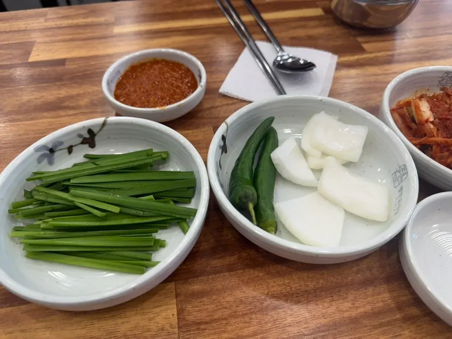 Side dishes served first after ordering gukbap