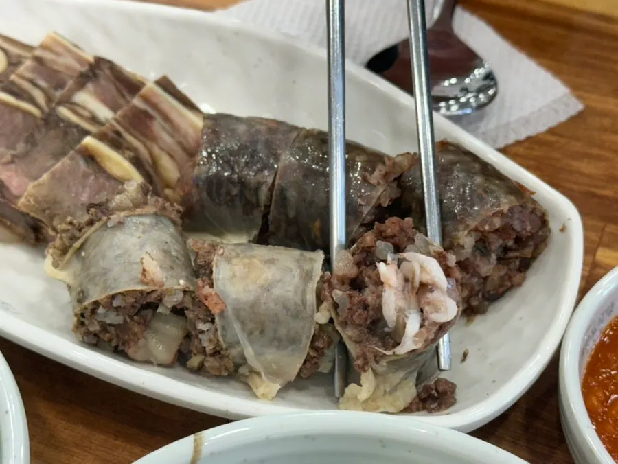 Plate of pyeonyuk served with the sundae-guk set