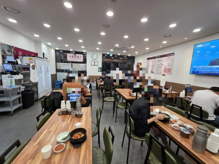 밤에 찾은 평안도식당 화정점 외관