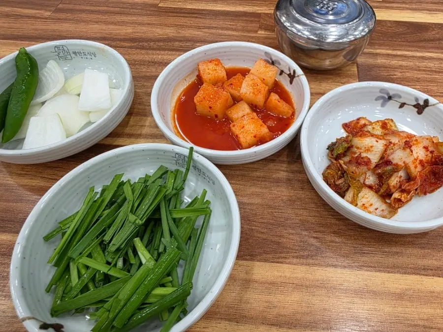 국밥과 함께 나온 김치와 깍두기
