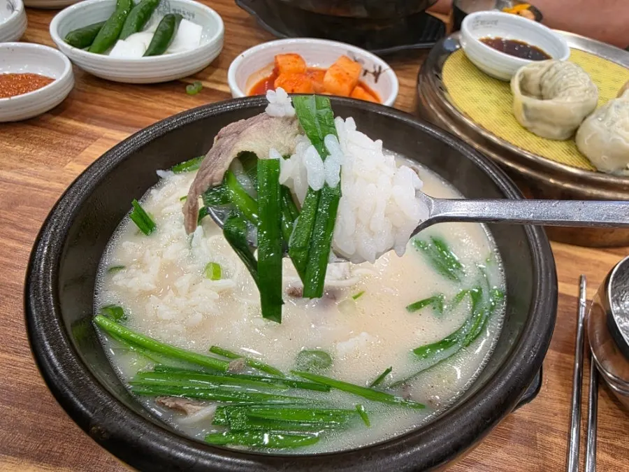 김치와 함께 먹는 국밥 한 상