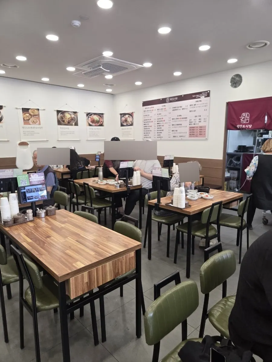 테이블이 넉넉한 평안도식당 화정점 내부