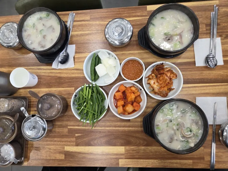 셋이 앉은 테이블에 차려진 기본 반찬