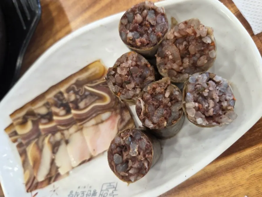 순대국 상차림과 김치 깍두기