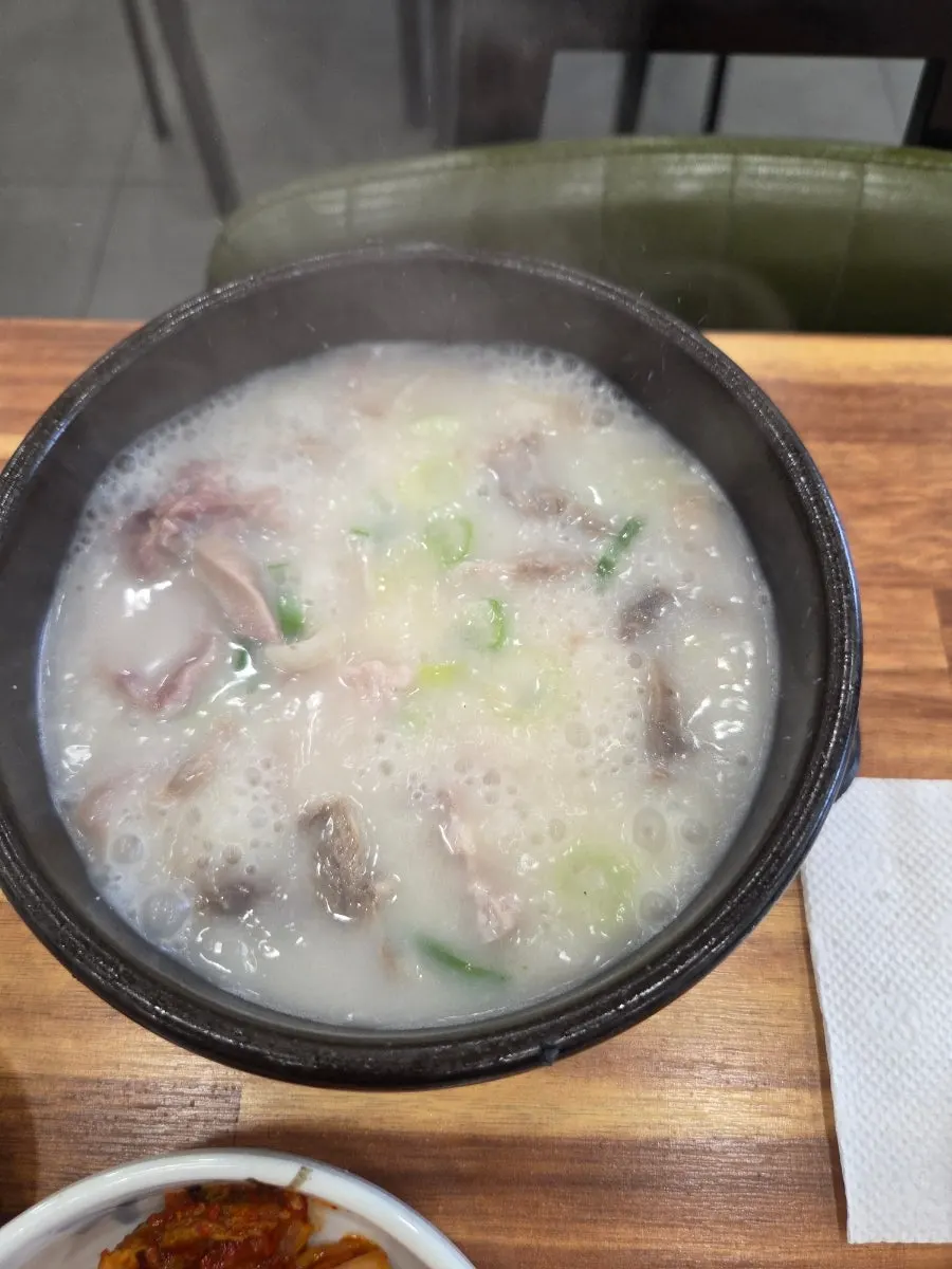 고기만으로 주문한 평안도순대국 한 그릇