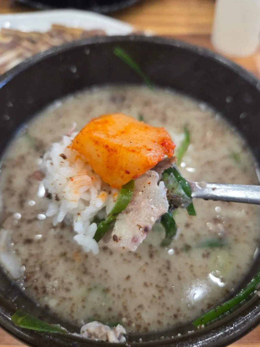 밥을 말아 먹는 순대국 국물