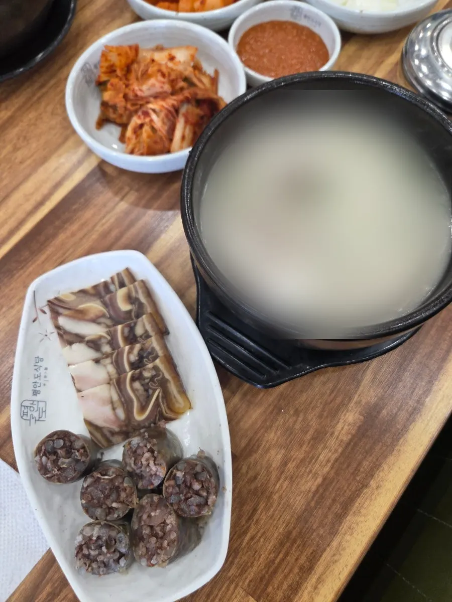 섞어로 주문한 순대국정식 상차림