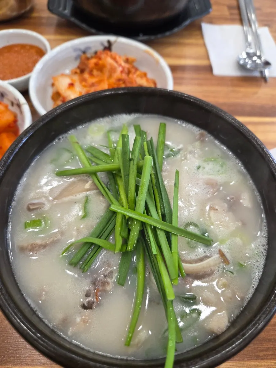 고기와 순대가 함께 든 순대국
