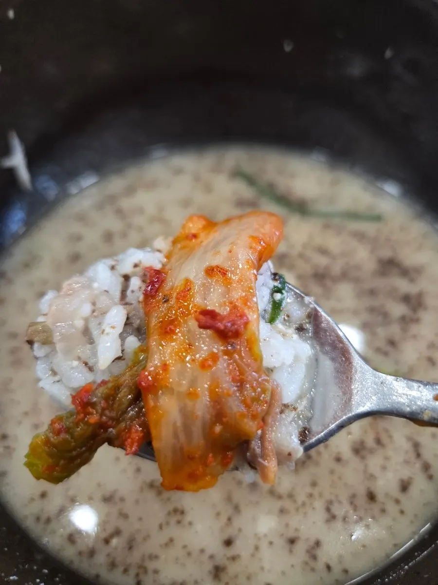 깍두기를 곁들인 순대국 한 숟갈