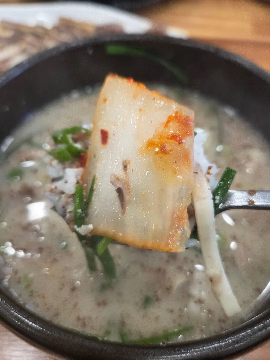 뜨거운 순대국 국물과 밥공기