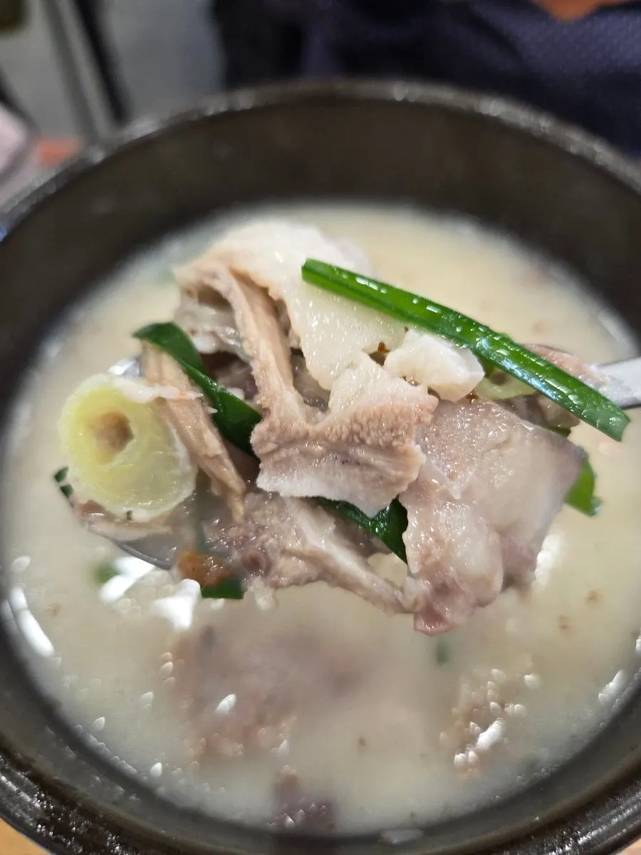 셋이 함께 먹은 순대국 테이블