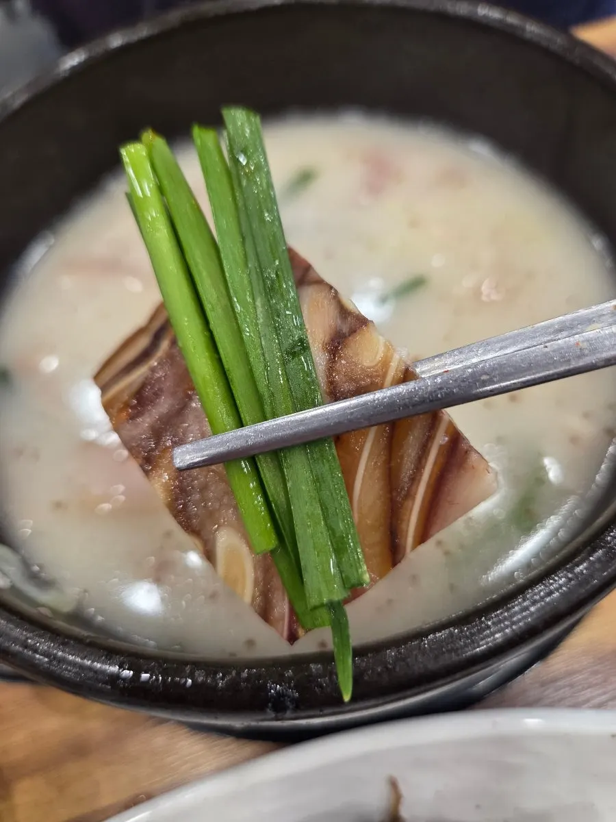 식사 마무리 무렵의 순대국 그릇